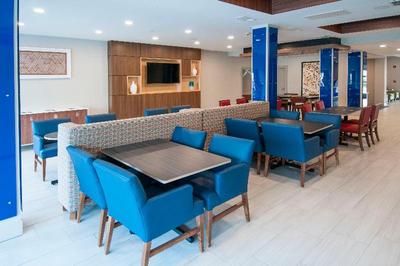 Holiday Inn Express & Suites Dallas-North Tollway