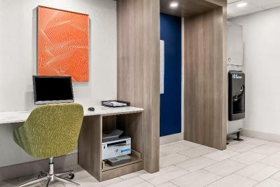 Holiday Inn Express and Suites Detroit Novi