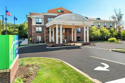 Holiday Inn Express and Suites Detroit Novi