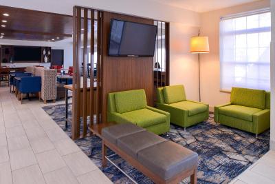 Holiday Inn Express and Suites Southfield Detroit