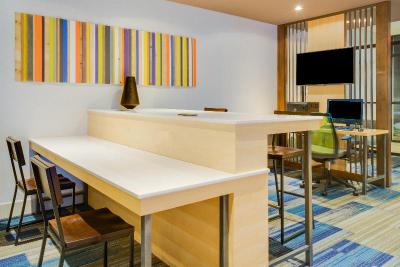 Holiday Inn Express and Suites Ft. Washington Phil