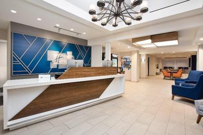 Holiday Inn Express and Suites Grand Rapids North