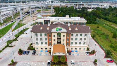 Holiday Inn Express and Suites Houston South Pearl