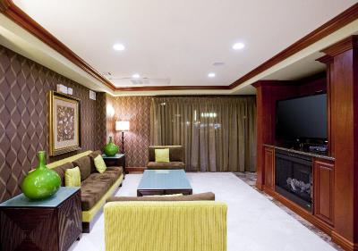 Holiday Inn Express & Suites Woodland Hills