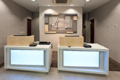 Holiday Inn Express and Suites Scott Lafayette Wes