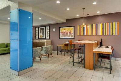 Holiday Inn Express and Suites Lake Worth Nw Loop