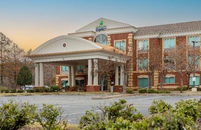 Holiday Inn Express and Suites Memphis Germantown