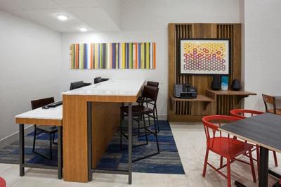Holiday Inn Express and Suites Minneapolis Golden