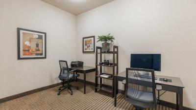 Holiday Inn Express and Suites Oklahoma City NW Qu
