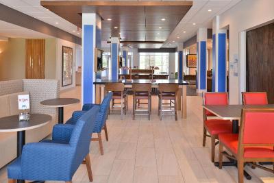 Holiday Inn Express and Suites Omaha Airport