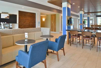 Holiday Inn Express and Suites Omaha Airport
