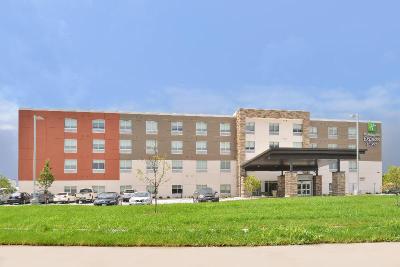 Holiday Inn Express and Suites Omaha Airport