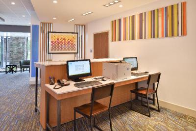 Holiday Inn Express and Suites Omaha Airport
