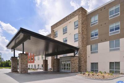 Holiday Inn Express and Suites Omaha Airport