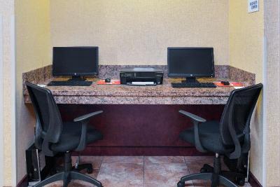Holiday Inn Express and Suites Portland Jantzen Be