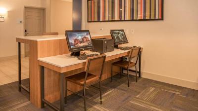 Holiday Inn Express and Suites Porterville