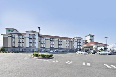 Holiday Inn Express and Suites Tacoma South Lakewo