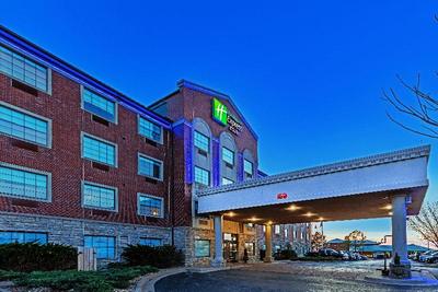 Holiday Inn Express and Suites Tulsa S Broken Arro