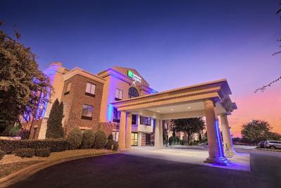 Holiday Inn Express and Suites Raleigh North Wake