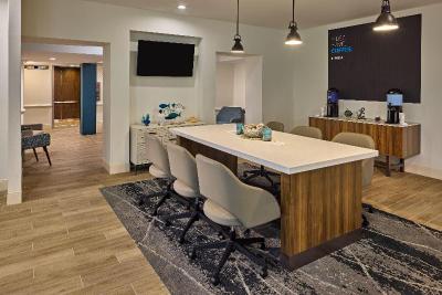Holiday Inn Express Suites Charleston Dwtn West