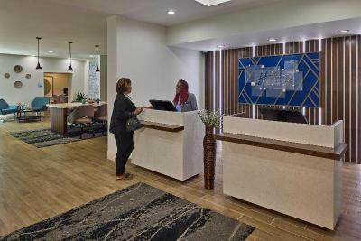 Holiday Inn Express Suites Charleston Dwtn West