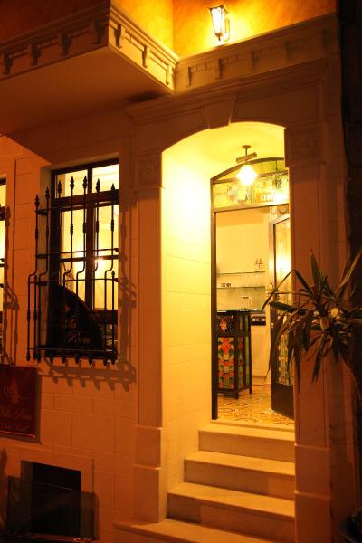 Villa Pera Suite Hotel