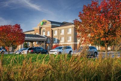 Holiday Inn Express Suites Bellevue Omaha Area