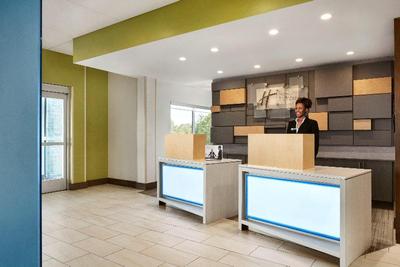 Holiday Inn Express Suites Salisbury