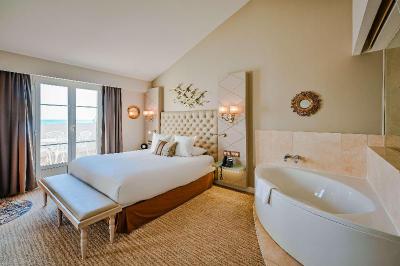 Grand Hotel des Sablettes Plage, Curio by Hilton