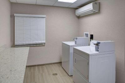 Hampton Inn & Suites Manchester