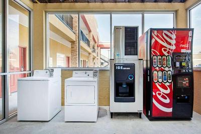 Econo Lodge Inn & Suites Willowbrook Mall
