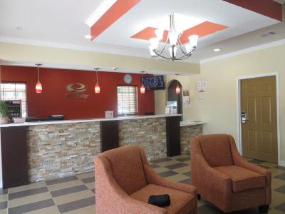 Econo Lodge Inn & Suites Desert Springs