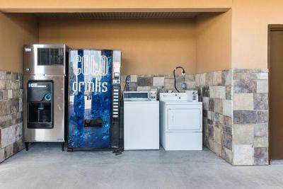 Econo Lodge Inn & Suites Desert Springs