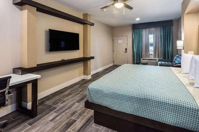 Econo Lodge Inn & Suites Desert Springs