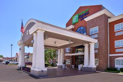 Holiday Inn Express and Suites Elgin