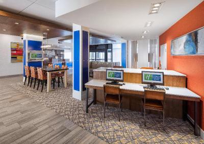 Holiday Inn Express and Suites East Peoria - River