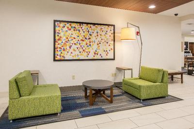 Holiday Inn Express and Suites Dallas - Grand Prai