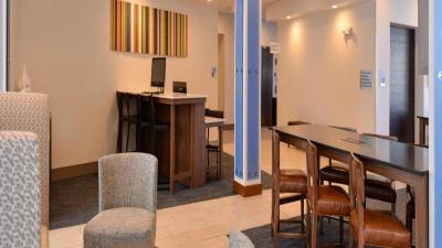 Holiday Inn Express and Suites Southgate - Detroit