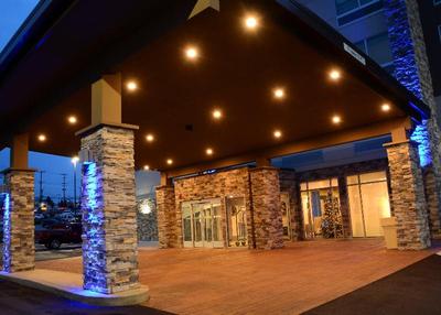 Holiday Inn Express and Suites Pittsburgh - Monroe