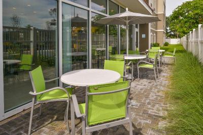 Holiday Inn Express and Suites St. Petersburg - Se