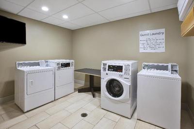 Holiday Inn Express and Suites Parkersburg East