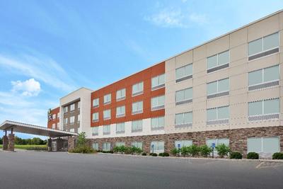 Holiday Inn Express and Suites Parkersburg East