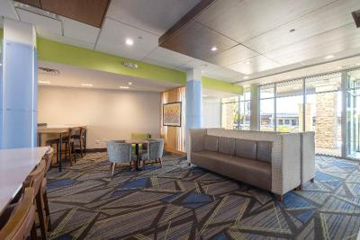 Holiday Inn Express and Suites Dallas Northeast-Ar