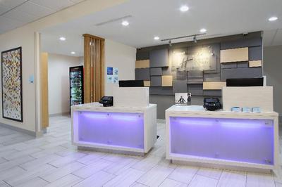 Holiday Inn Express & Suites Lake Charles South