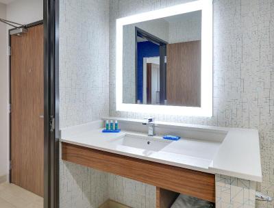 Holiday Inn Express & Sui Dallas NW HWY Love Field