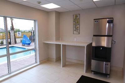 Holiday Inn Express & Suites Houston IAH Beltway 8