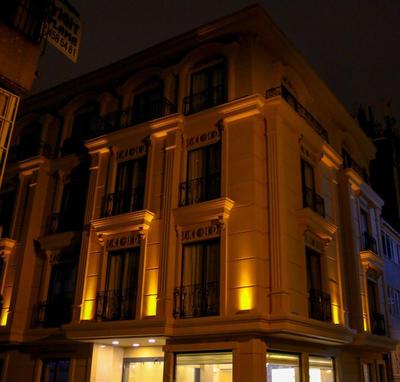 Deluxe Newport Hotel
