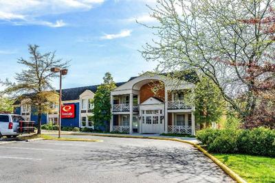 Econo Lodge Inn & Suites University