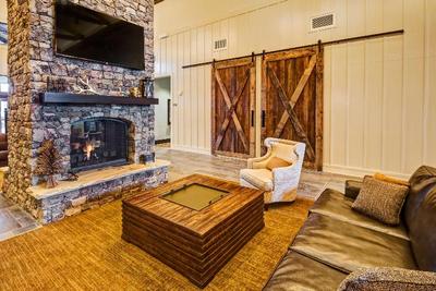 Black Fox Lodge Pigeon Forge, Tapestry Collection