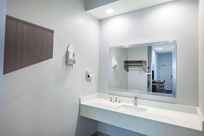 Baymont Inn & Suites Houston Hobby Airport